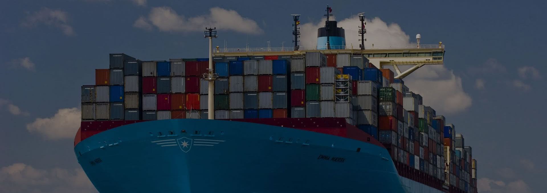 Navio de carga com contêineres em uma operação internacional