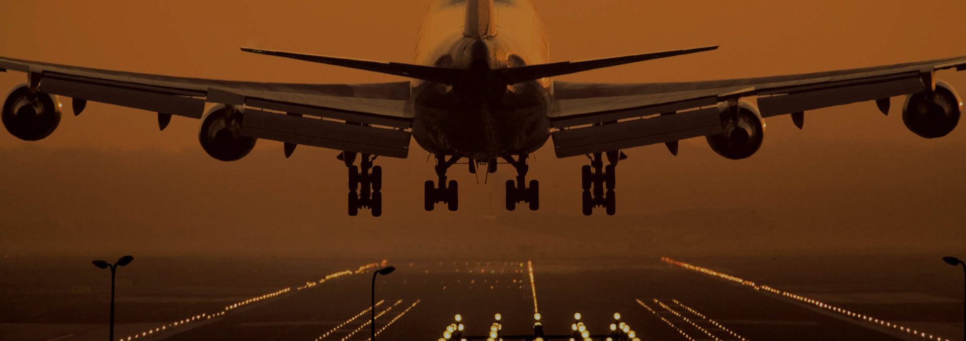 Aeronave em aproximação de uma pista ao pôr do sol