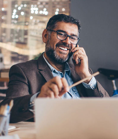 Profissional em uma conversa de negócios por telefone
