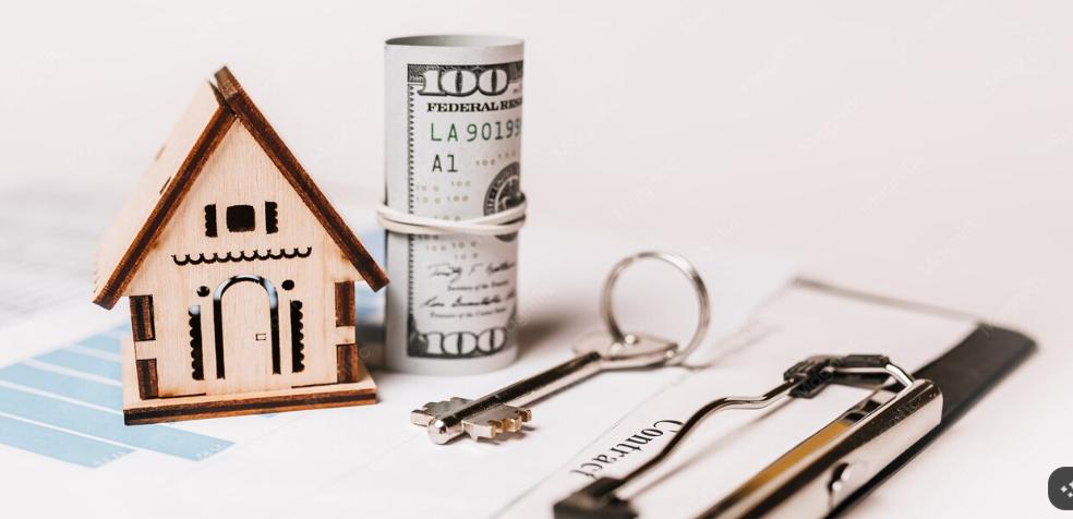 Miniatura de uma casa com dinheiro e chaves sobre um documento